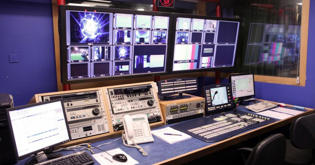 Αποχώρησε από το κανάλι μετά από 25 χρόνια - Κέρασε γλυκά φεύγοντας - Media