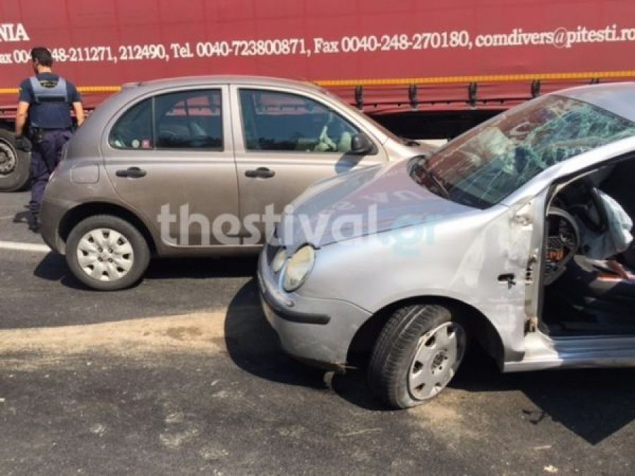 Τρόμος: Αυτοκίνητο «καρφώθηκε» πάνω σε δύο οχήματα – Σοβαρά τραυματισμένος 19χρονος - Media