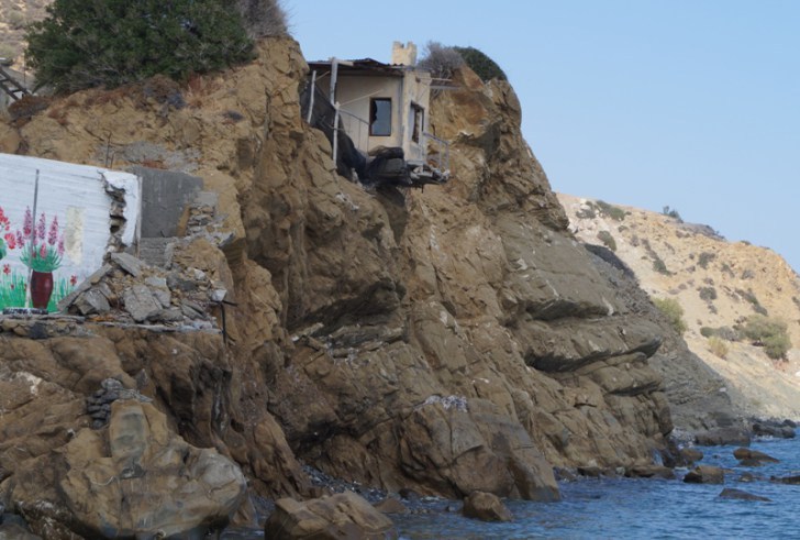 Το σπίτι των ανέμων: Κρέμεται  στο γκρεμό πάνω από τη θάλασσα (Video) - Media