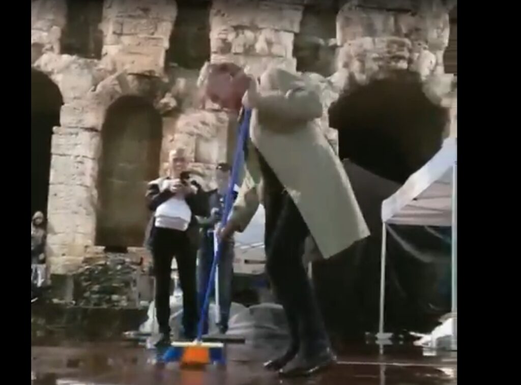 Ηρώδειο: Με σκούπα καθάριζε ο Στινγκ τα νερά από τη σκηνή για να ξεκινήσει η συναυλία (Photo) - Media