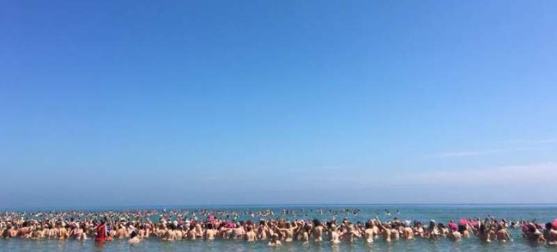 Ιρλανδία: 2.500 γυμνές γυναίκες βούτηξαν στη θάλασσα και μπήκαν στο βιβλίο Γκίνες (Photos-Video) - Media