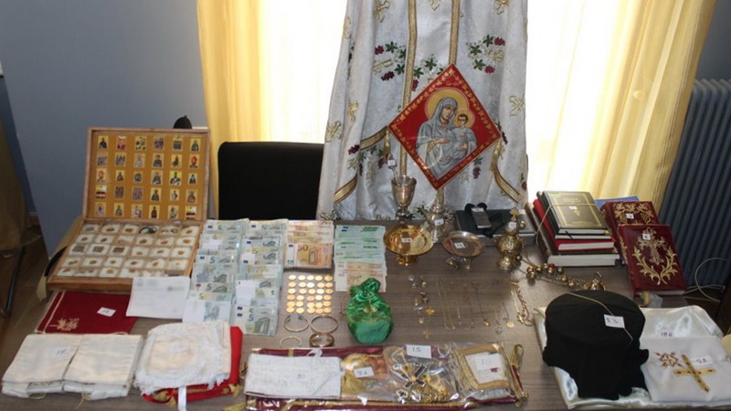 «Ιερή» μπίζνα με ιερομόναχο που τελούσε ιδιωτική Λειτουργία – Είχε από λείψανα αγίου μέχρι κοσμήματα και σφαίρες - Media