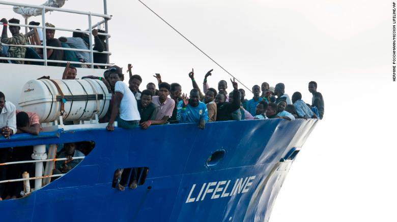 Πέντε μέρες στη Μεσόγειο πλοίο με 230 μετανάστες - Δεν τους δέχεται κανείς, τελειώνουν τρόφιμα και φάρμακα - Media