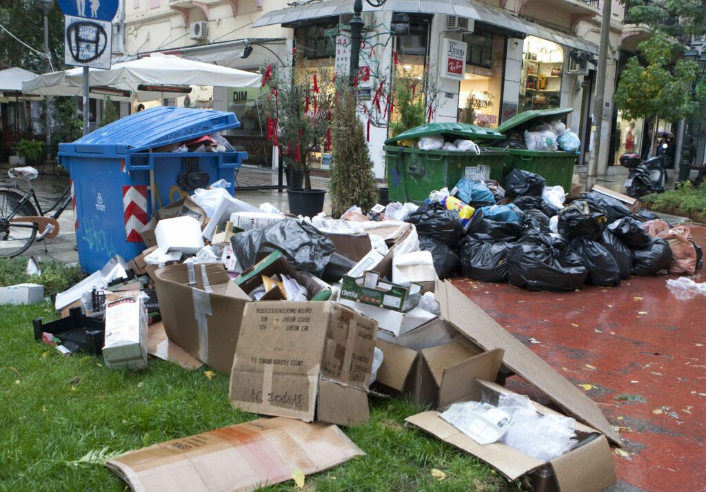 Τα σκουπίδια «πνίγουν» την Αθήνα: Περισσότεροι από 16.000 τόνοι στους δρόμους - Media