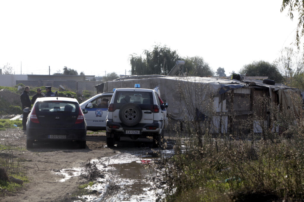 Άμφισσα: Πως ο επιχειρηματίας πυροβόλησε την 13χρονη - Εξαγριωμένοι Ρομά έσπασαν το κρεοπωλείο και το ΙΧ του (Photos) - Media