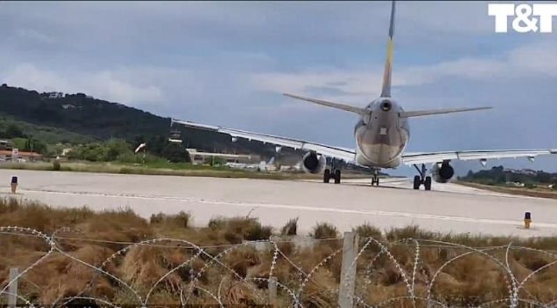 Τουρίστας στάθηκε πίσω από την τουρμπίνα αεροσκάφους και έγινε... πύραυλος (Video) - Media