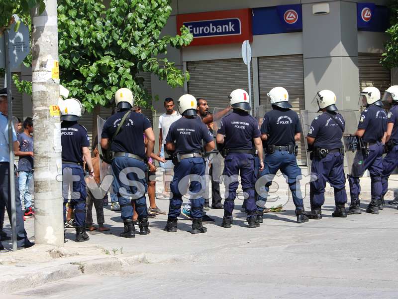 Χειροκροτούσαν (!) τον δολοφόνο της 13χρονης στην Άμφισσα - Ζήτησε συγγνώμη στον εισαγγελέα (Video/Photo) - Media