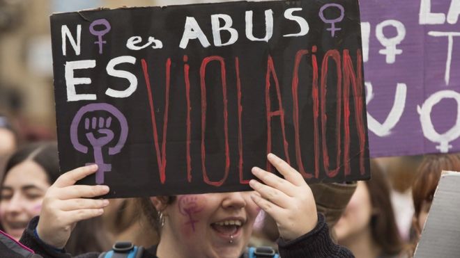 Στους δρόμους οι Ισπανοί μετά την αποφυλάκιση πέντε ανδρών οι οποίοι κατηγορούνται για ομαδικό βιασμό - Media