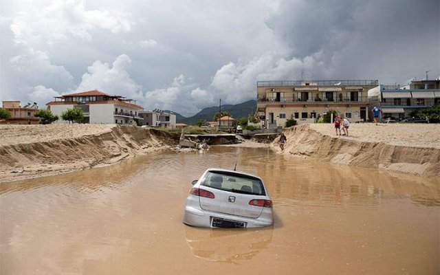 Βρασνά: Έως το ταβάνι των σπιτιών τα νερά! (Photos) - Media