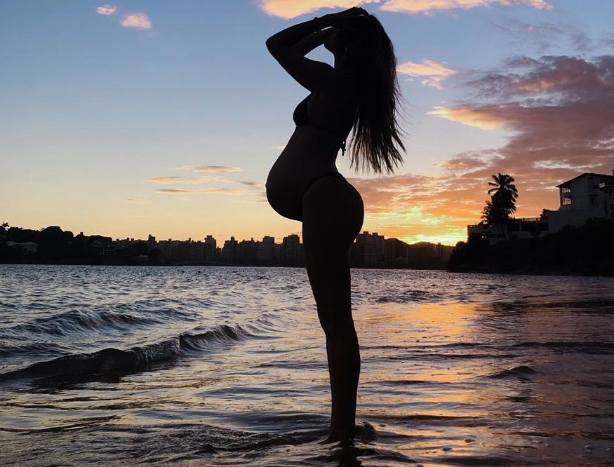 Φωτογραφίζεται στο ηλιοβασίλεμα με μαγιό στον 8ο μήνα της εγκυμοσύνης της (Photos) - Media