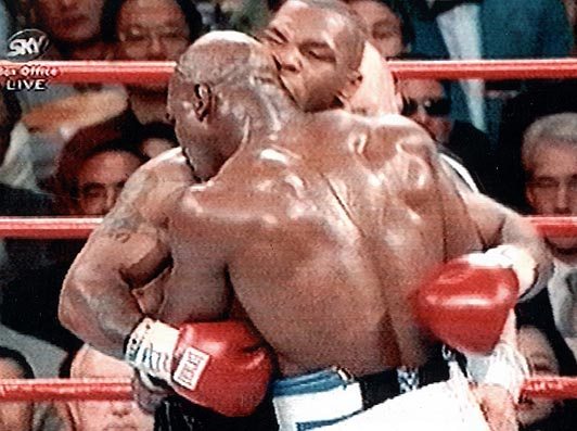 Σαν σήμερα ο Mike Tyson δαγκώνει το αυτί του Holyfield σε μια από τις πιο γνωστές στιγμές του μποξ (Video) - Media