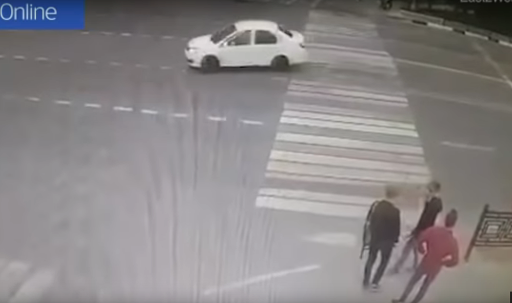 Τροχαίο που «κόβει» την ανάσα: Γυναίκα χτυπά και «εκτοξεύει» τρεις νεαρούς που στέκονταν αμέριμνοι στο πεζοδρόμιο (Video) - Media