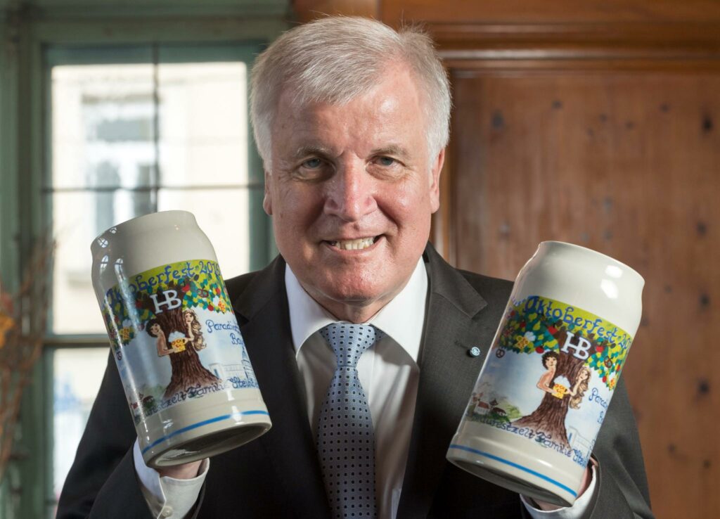 Γερμανία: Ποιος είναι ο Χορστ Ζέεχοφερ - Ο άνθρωπος που παγίδευσε και απειλεί να «τελειώσει» τη Μέρκελ - Media