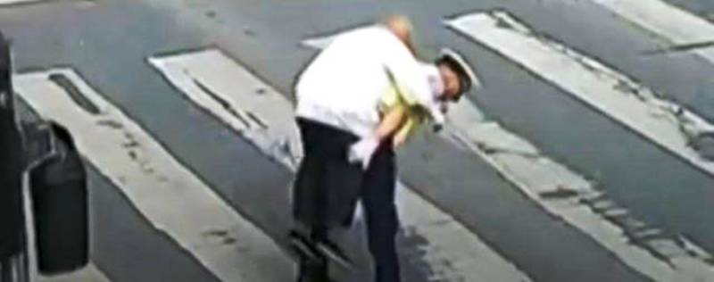 Μάθημα ανθρωπιάς: Τροχονόμος κουβάλησε στην πλάτη του ηλικιωμένο για να περάσει τον δρόμο (Video) - Media