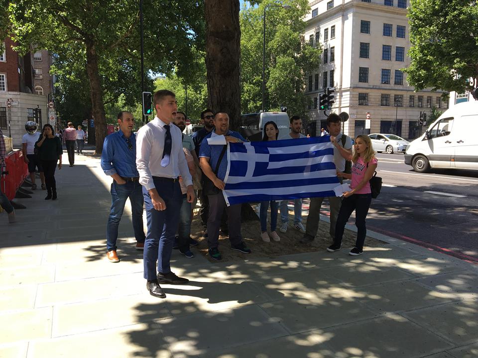 Διαδηλωτές έξω από το κτίριο που μιλάει ο Τσίπρας – Τραγουδάνε το «Μακεδονία Ξακουστή» (Photos) - Media