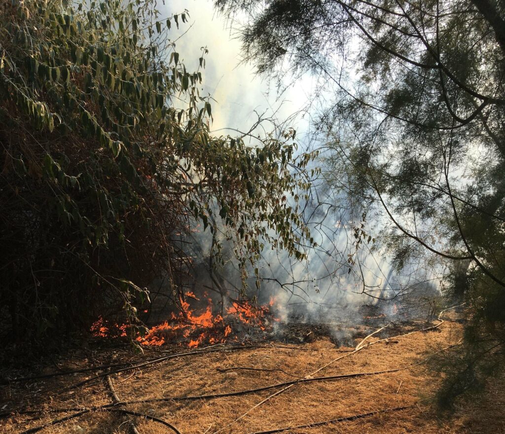 Φωτιά σε βανάκι του ΟΤΕ έξω από το ΣΕΦ (Photo) - Media
