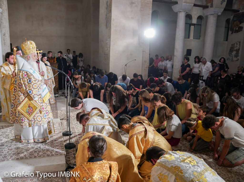 Πανελλαδικές 2018: Ευλογημένα στυλό με το όνομα του μητροπολίτη μοίρασαν στη Βέροια (Photos) - Media