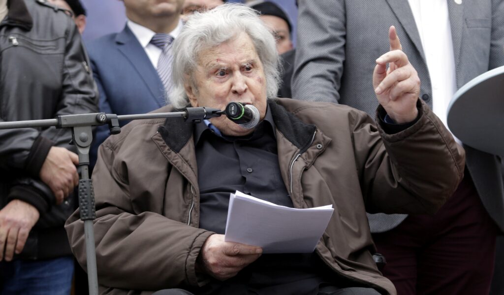 Μίκης Θεοδωράκης σε Τσίπρα: Σε συγχαίρουν αυτοί για τους οποίους φώναζες «κάτω οι δολοφόνοι»; - Media