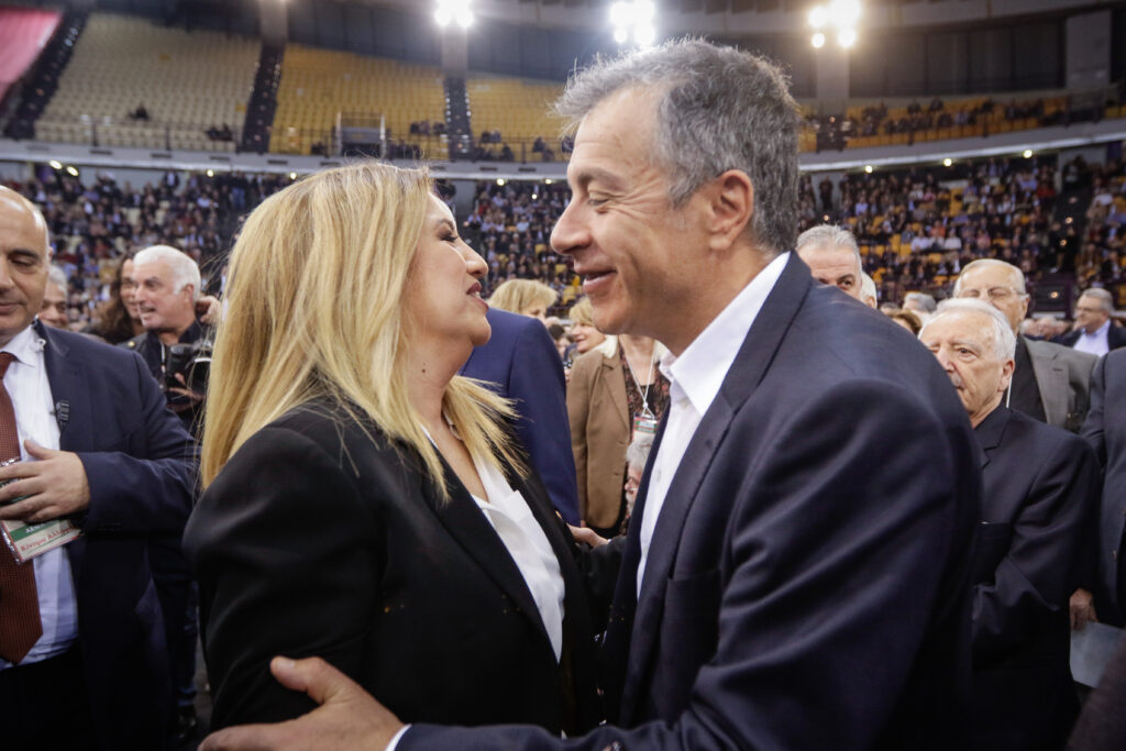 «Μαντήλι» κουνάει ο Σταύρος Θεοδωράκης στο ΚΙΝΑΛ - Media