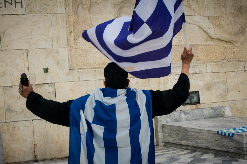 Παράνοια στο Σύνταγμα: «Πατριώτης» ψέλνει τον εθνικό ύμνο χαιρετώντας ναζιστικά (Video) - Media