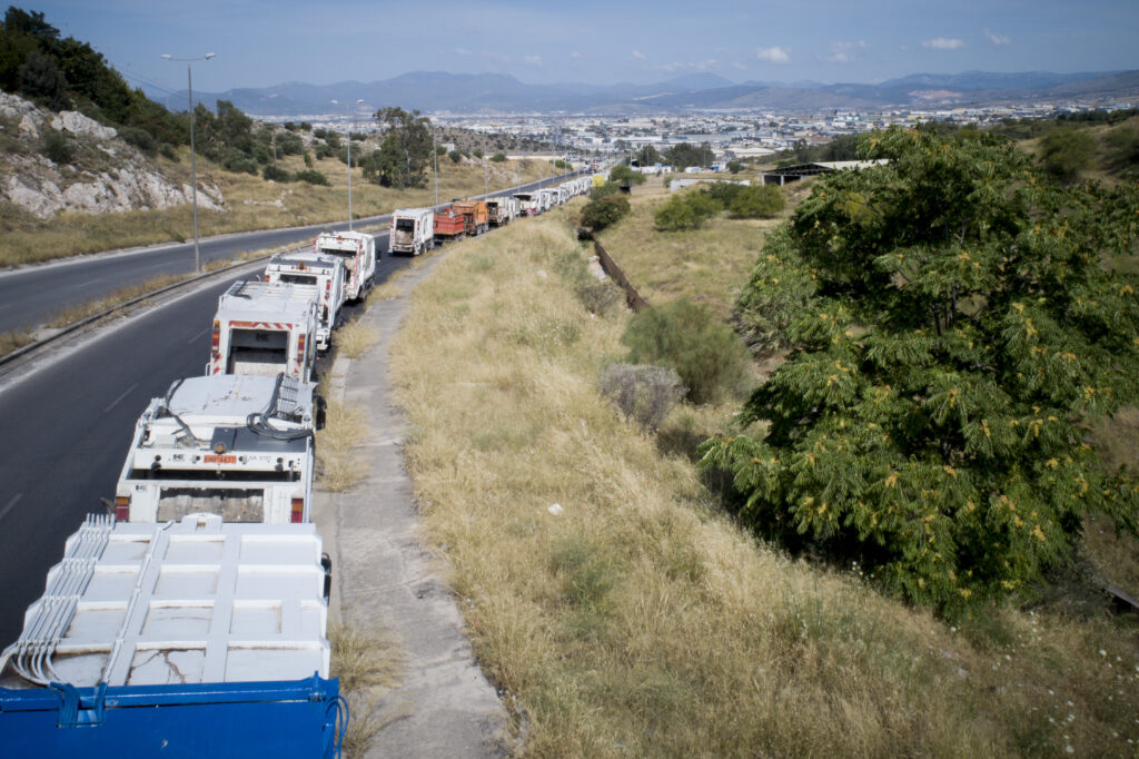 Ουρά χιλιομέτρων σχηματίζουν τα απορριμματοφόρα για να αδειάσουν σκουπίδια στο ΧΥΤΑ Φυλής (Photos) - Media