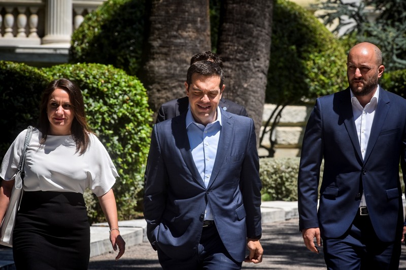 Τσίπρας σε δημοσιογράφους: Θα φορέσω γραβάτα όταν... - Media