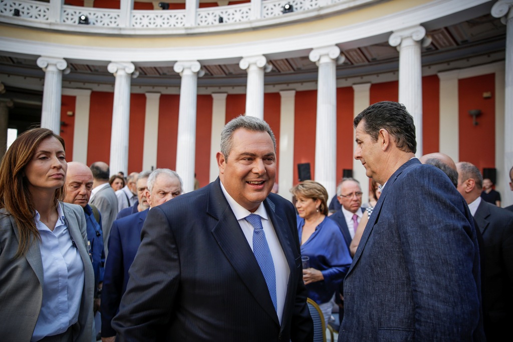 Τη γραβάτα έβγαλε και ο Πάνος Καμμένος (Photos) - Media