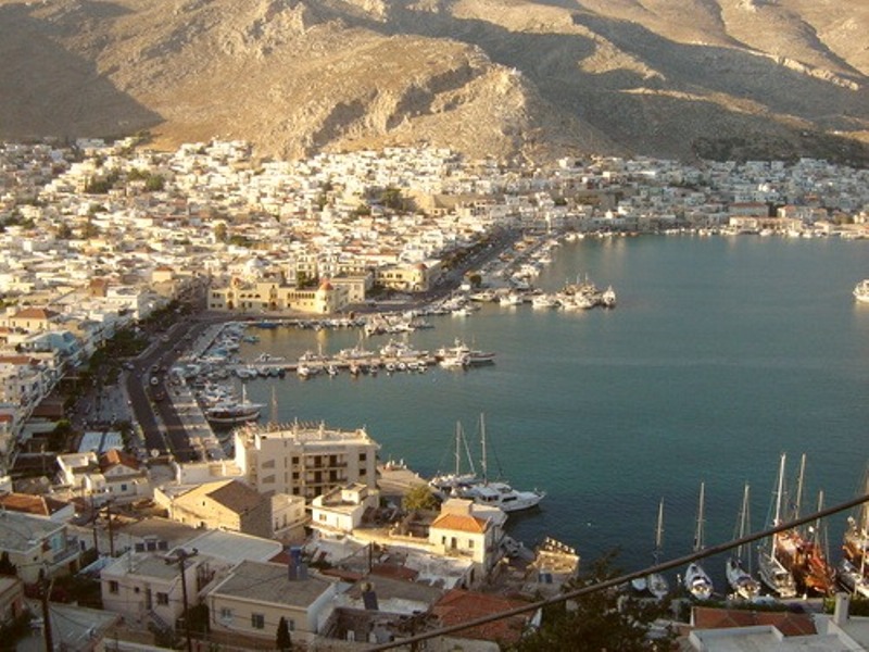 Σχοινί πλοίου παρέσυρε αυτοκίνητο στην Κάλυμνο: Έμεινε με τις δύο ρόδες στο κενό και τις δύο στο λιμάνι - Media