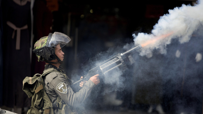 Βαρύτατος τραυματισμός Παλαιστίνιου διαδηλωτή - Χτυπήθηκε στο στόμα από δακρυγόνο ισραηλινών - Media