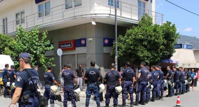 «Κόλαση» κατά τη μεταφορά του δολοφόνου της 13χρονης - Οργή από Ρομά (Video) - Media