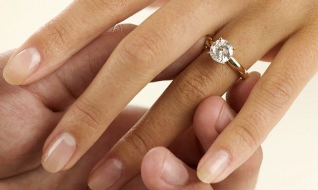 Ενάμιση μήνα μετά τον χωρισμό της, αρραβωνιάστηκε τον νέο της σύντροφο! (Photo) - Media