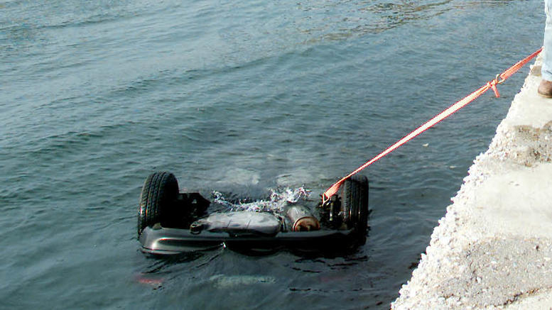 Αυτοκίνητο έπεσε στη θάλασσα στο Κερατσίνι - Με πολλαπλά κατάγματα η οδηγός - Media