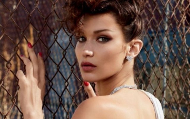 Πιο σέξι από ποτέ η Bella Hadid: Ποζάρει topless και… αναστατώνει! (Photo) - Media
