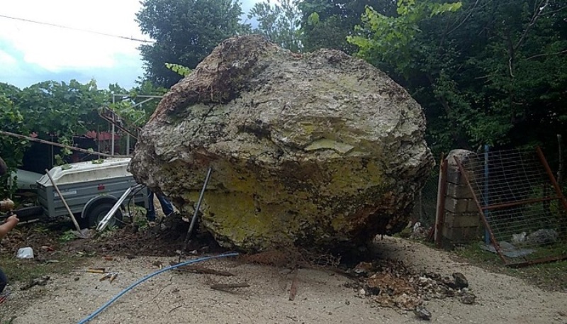 Παραλίγο τραγωδία στα Ιωάννινα: Έπεσε στην αυλή τους τεράστιος βράχος (Photo) - Media