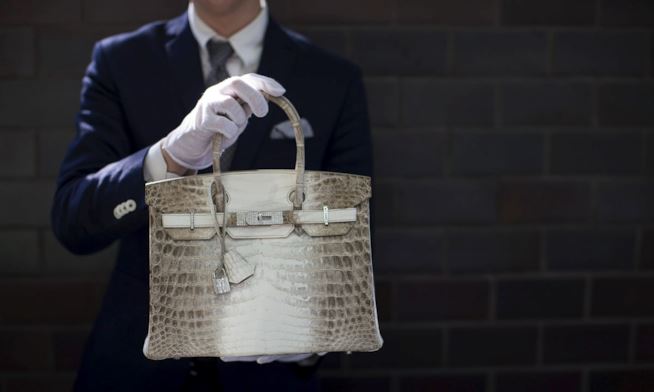 Μια μεταχειρισμένη τσάντα 10ετίας πουλήθηκε σε δημοπρασία 185.000 ευρώ (Photos) - Media