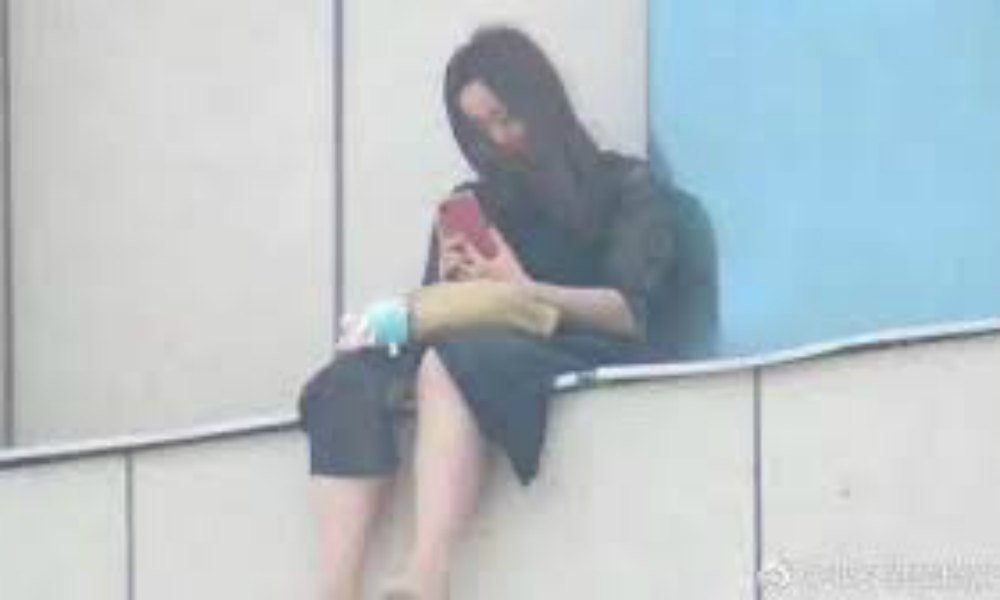 Κτηνωδία στην Κίνα: Πλήθος φώναζε σε κοπέλα «Πήδα από τον 8ο όροφο» – Χειροκρότησαν και γέλασαν μετά τον θάνατό της (Photos) - Media