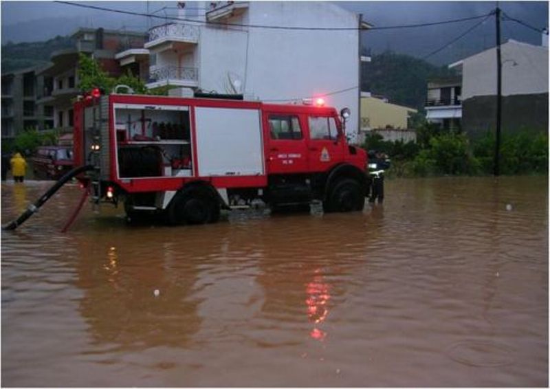 Έντονη βροχόπτωση στη Μαγνησία: Πλημμύρισαν οι δρόμοι - Media
