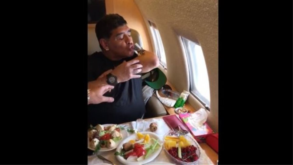 «Τύφλα» ο Μαραντόνα πίνει σφηνάκι με το μπράτσο του μέσα στο τζετ (Video) - Media