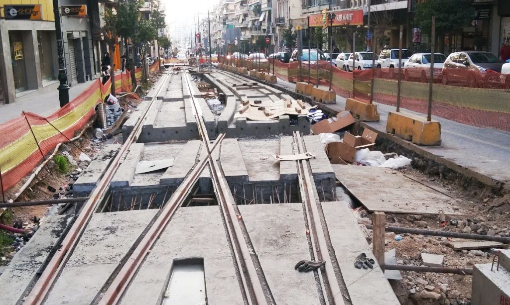 Στο ΣτΕ για την επέκταση του τραμ στον Πειραιά - «Καταστρέφονται σπάνια αρχαιολογικά ευρήματα» - Media