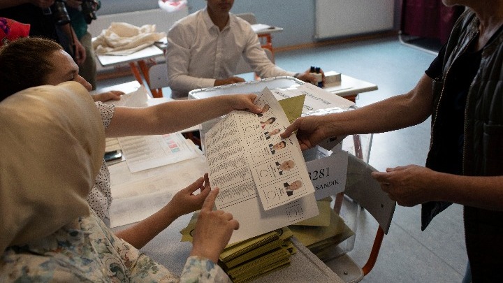 Έκλεισαν οι κάλπες στην Τουρκία - Απόπειρες νοθείας, συλλήψεις και παρατράγουδα - Media