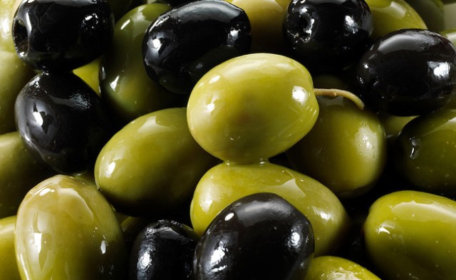 Εξαιρούνται τα προϊόντα ελιάς, τυριά και κρασιά της Ελλάδας από τους αμερικανικούς δασμούς	 - Media