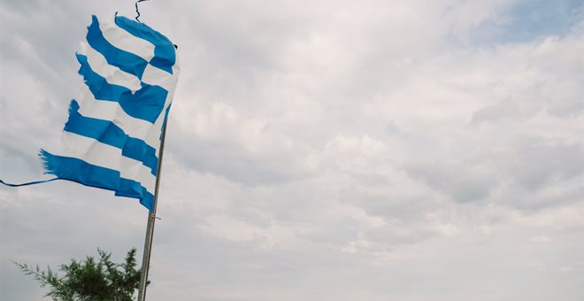 Άγνωστοι έκαψαν την ελληνική σημαία στο Άλσος Κηφισιάς - Media