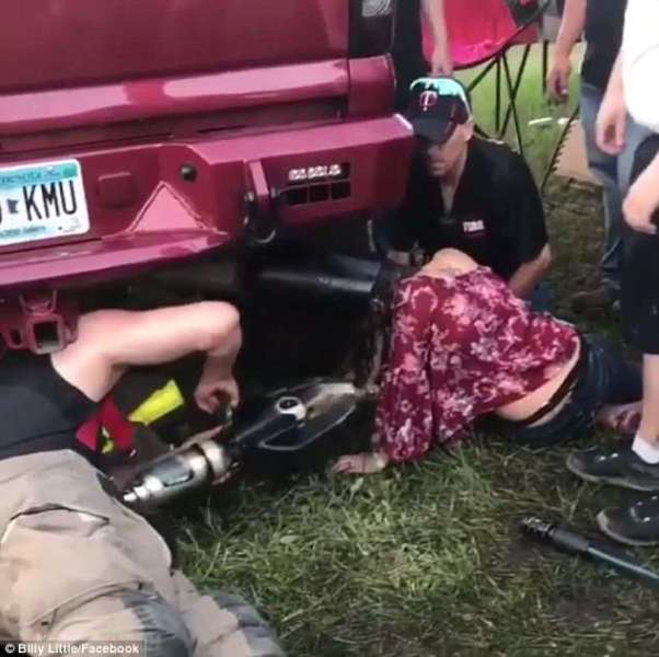 Το κεφάλι 19χρονης σφήνωσε σε μια … εξάτμιση αυτοκινήτου (Video)  - Media