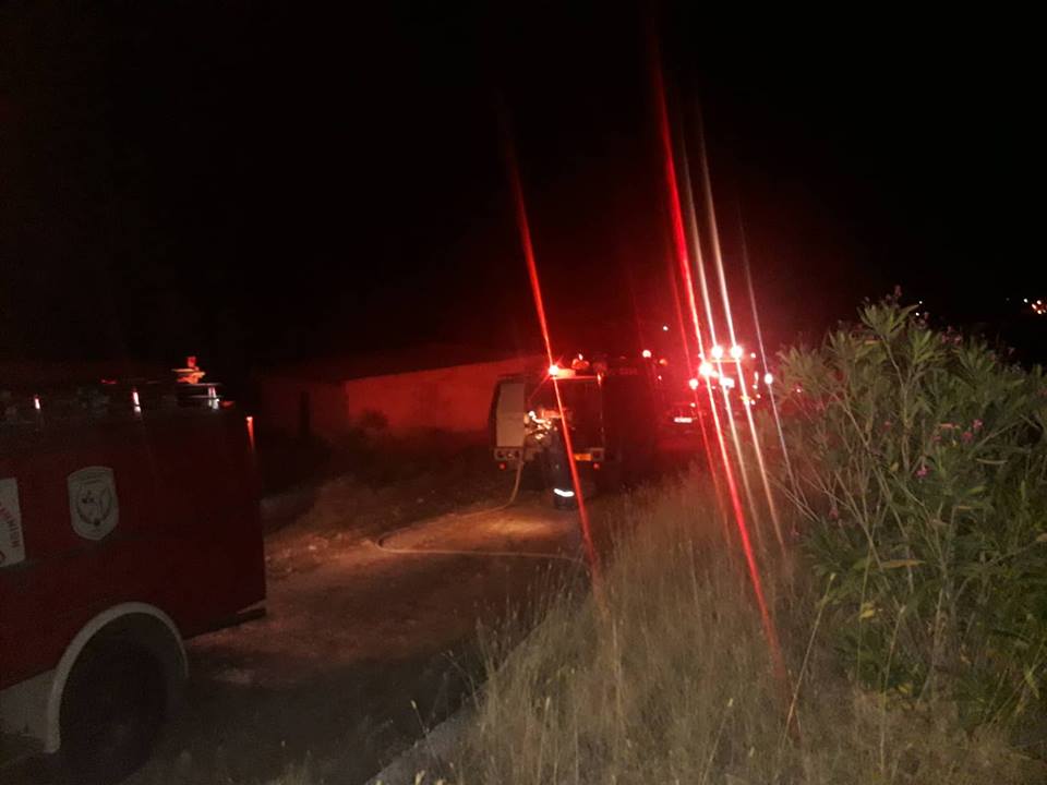 Σάμος: Κατασβέστηκε η φωτιά σε κτίριο του κλειστού στρατοπέδου στους Μυτιληνιούς - Media