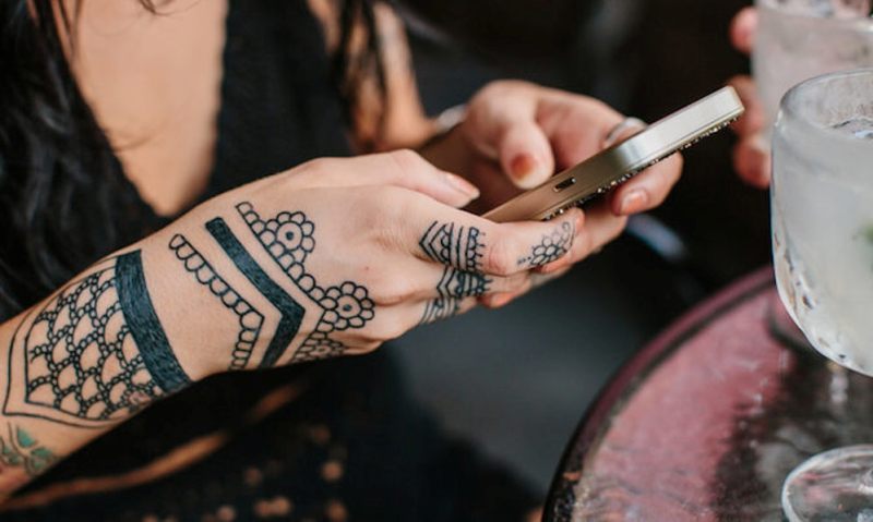 Τρόμος: Παραμορφώθηκαν από τατουάζ χέννας (Photos) - Media