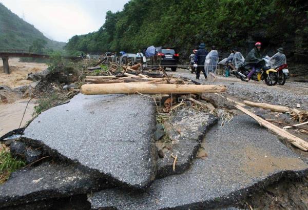 «Βυθίστηκε» το Βιετνάμ από τις βροχοπτώσεις – Τραγικό θάνατο βρήκαν 15 άνθρωποι (Photos/Video) - Media