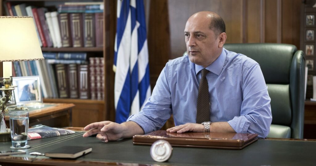 Στο ΣτΕ ο Μαντούβαλος που παύθηκε για εξαπάτηση πελάτισσάς του - Media