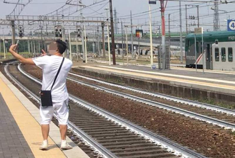 Κτηνωδία: Έβγαζε selfie με φόντο μια... τραυματία (Photo, σκληρή εικόνα) - Media