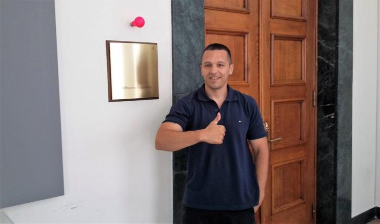 Ομοφοβικό κρεσέντο Κασιδιάρη - Έβαλε… κόκκινο φωτάκι στη Βουλή (Photo) - Media