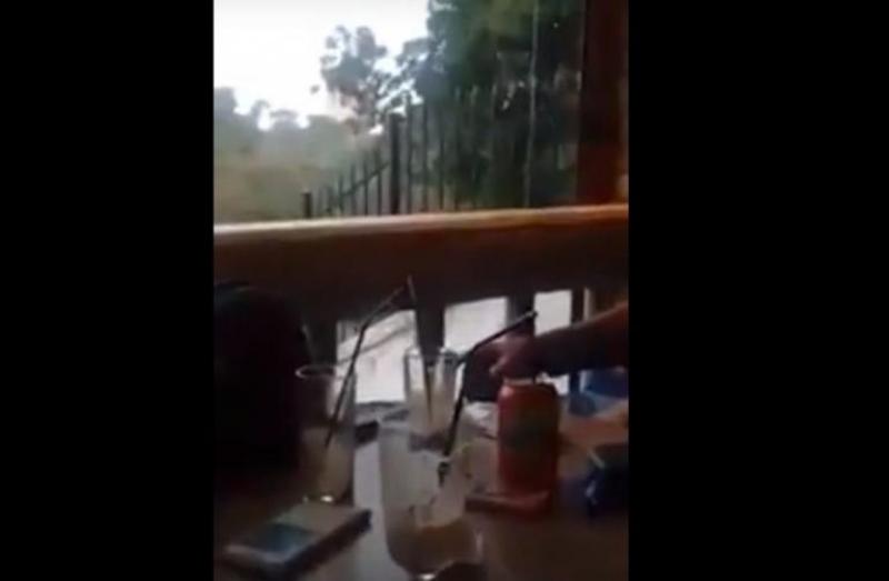 Απρόοπτο στη Ρόδο: Έπιναν καφέ και έπεσε κεραυνός στο τραπέζι τους (Video) - Media